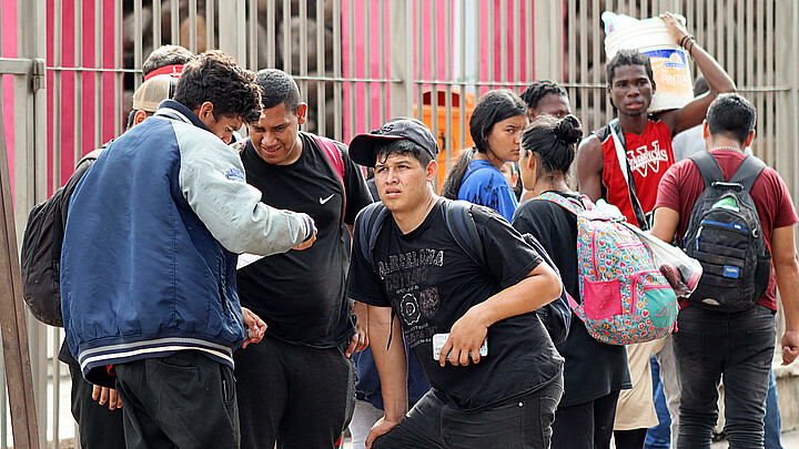 Migrantes esperan en las principales plazas de la ciudad de Tapachula en el estado de Chiapas (México). 