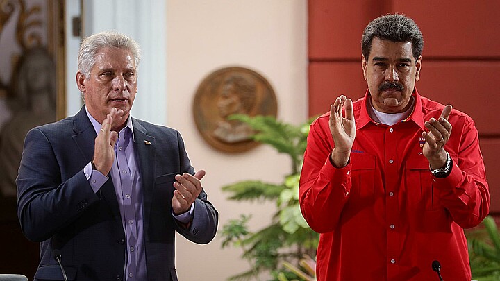 Archivo. Miguel Díaz-Canel (i) participa junto a Nicolás Maduro en la clausura del Foro de Sao Paulo