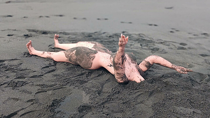 Imagen de una muñeca sexual en una playa de Nueva Zelanda 