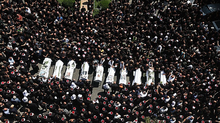 Masivo funeral por muerte de niños judíos