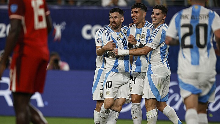 Enzo Fernández de Argentina observa su asistencia a Lionel Messi de Argentina para un gol contra Canadá.