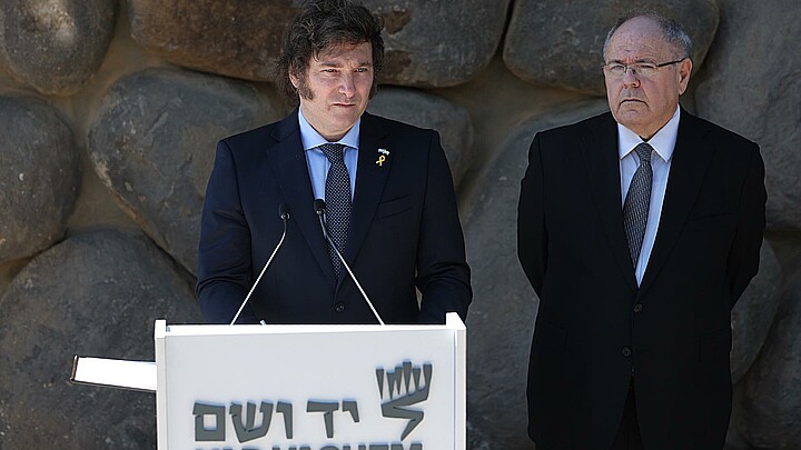 El presidente argentino Javier Milei (izq.) pronuncia un discurso junto al presidente de Yad Vashem, Dani Dayan (dcha.)