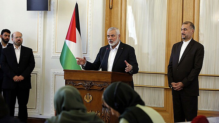 Fotografía de archivo del líder del grupo islamista Hamás, Ismail Haniyeh (C). 