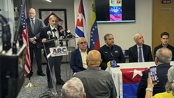 Ernesto Ackerman, presidente de la organización Independent Venezuelan American Citizens (IVAC), habla en una rueda de prensa este martes, en Miami