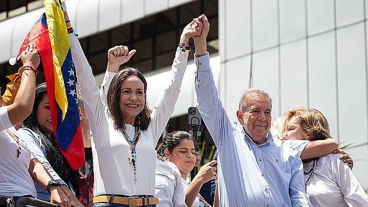 La líder opositora venezolana María Corina Machado (i) y el candidato a la presidencia de Venezuela Edmundo González Urrutia saludan en una manifestación de apoyo este 30 de julio de 2024, en Caracas