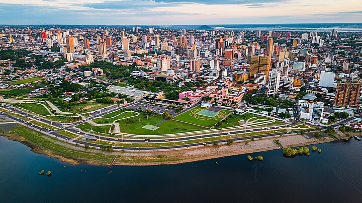 La costa de la ciudad de Asunción en Paraguay