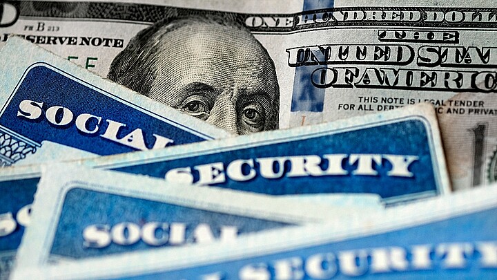 Billete de un dolar con papales de social security