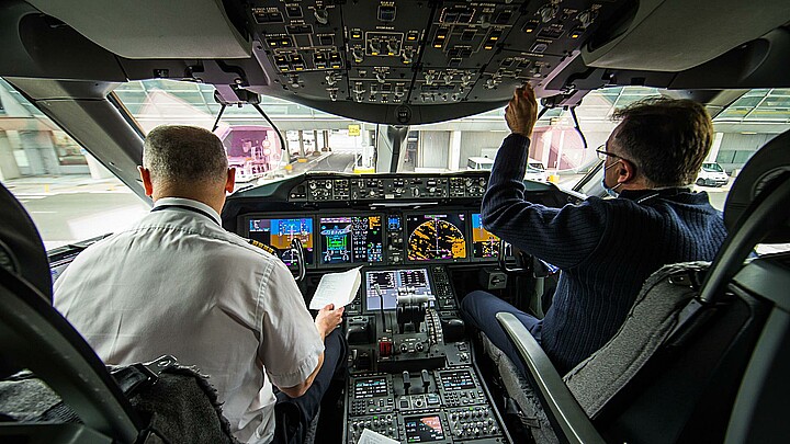 Fotografía de archivo de la cabina de mando de un avión Boeing 787 de la aerolínea Air France.