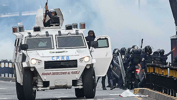 Imagen de archivo de integrantes de la Policía Nacional Bolivariana (PNB) que enfrentan a manifestantes durante una protesta contra de los resultados de las elecciones presidenciales, en Caracas (Venezuela). 