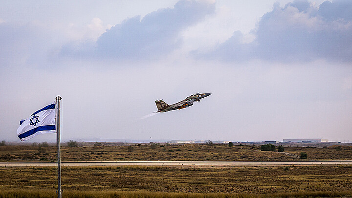 An israeli fighter aircraft takesoff in the new pilots graduation ceremony in 2018