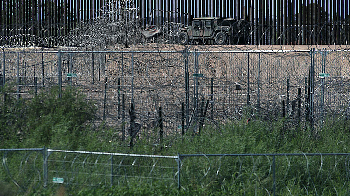 Alambrada en la frontera de Texas y México tras su incremento esta semana