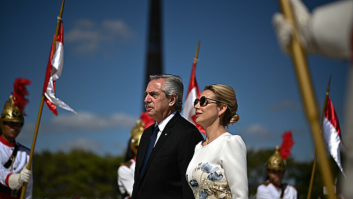 Fotografía de archivo del expresidente de Argentina, Alberto Fernández (i), junto a la entonces primera dama, Fabiola Yáñez (d) durante una visita a Brasilia