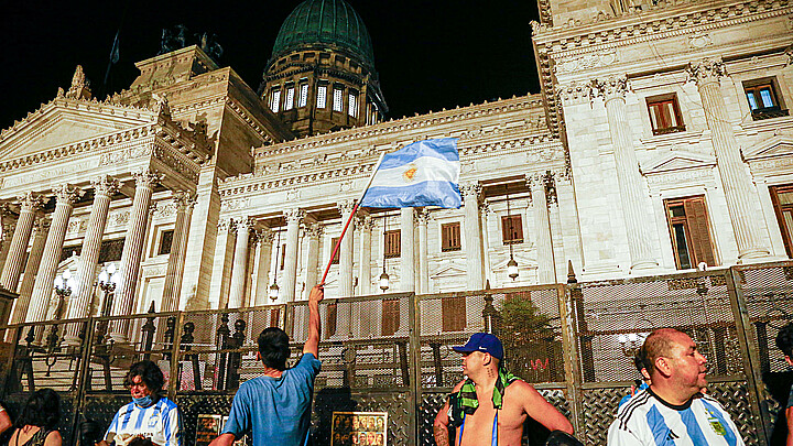 Personas a las afueras del Congreso en Buenos Aires