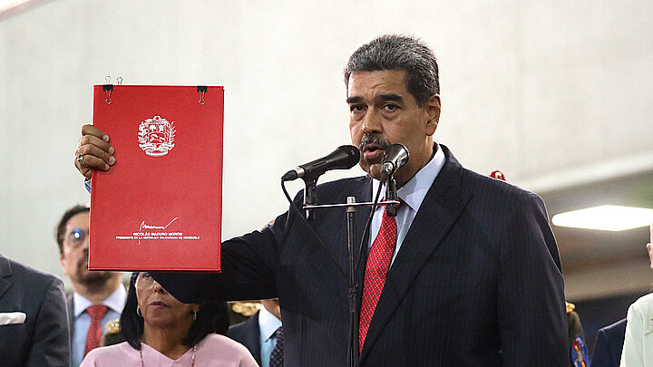 Foto de archivo del presidente de Venezuela, Nicolás Maduro, hablando a la salida del Tribunal Supremo de Justicia (TSJ), en Caracas (Venezuela). 