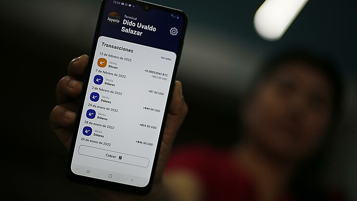 Una mujer muestra su billetera digital a través de la aplicación Chivo, el 24 de febrero de 2022, en San Salvador (El Salvador)