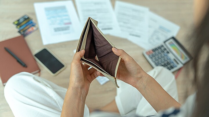 Las mujeres administran la deuda y los gastos. Gente con cartera pero sin dinero para pagar tarjeta de crédito. quebrada, hipoteca, préstamo