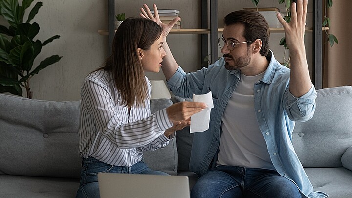 Una pareja discutiendo sobre dinero