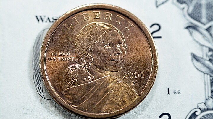 Las monedas estadounidenses de 1 dólar de oro de la serie Sacagawea 2000 presentan un perfil de Sacagawea con su hijo Jean Baptiste