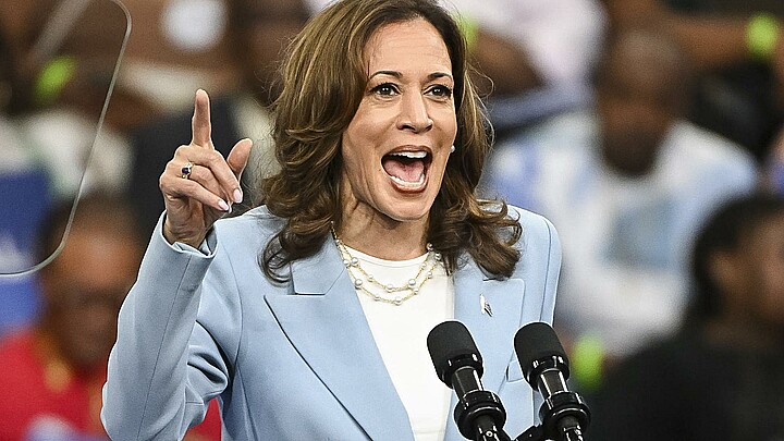 Fotografía del 30 de julio de 2024 de la vicepresidenta de Estados Unidos, Kamala Harris, hablando durante un acto de campaña en Georgia, Atlanta (EE.UU). 