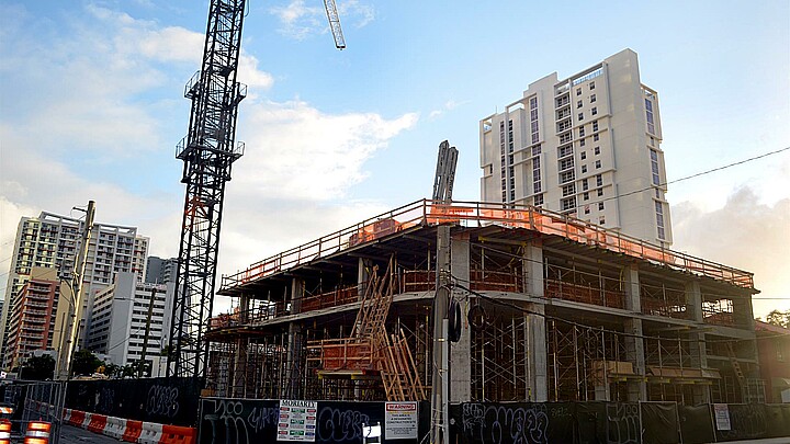 Fotografía de febrero de un edificio en obra en el centro de la ciudad de Miami en Florida