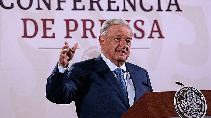 Fotografía cedida por la Presidencia de México del mandatario mexicano, Andrés Manuel López Obrador, hablando en su conferencia de prensa matutina este martes, en el Palacio Nacional de la Ciudad de México