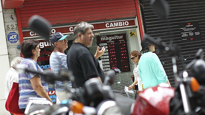 Vista de una casa de cambio en el centro de Buenos Aires (Argentina)