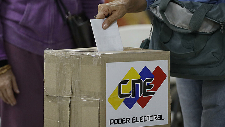 Una ciudadana venezolana vota en las elecciones presidenciales