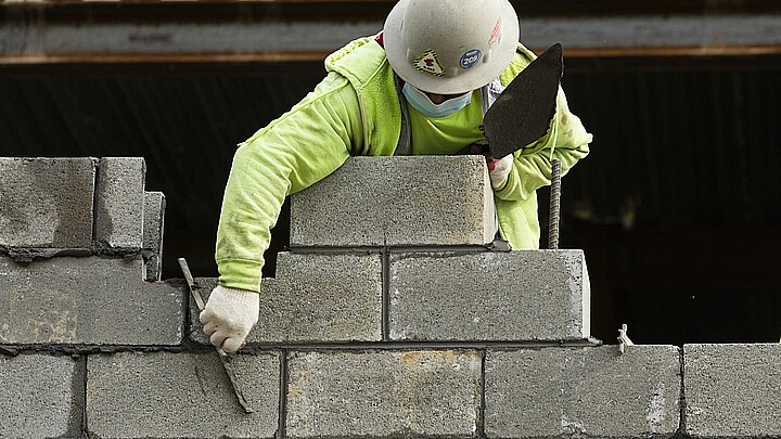 Hombre trabajando en construcción