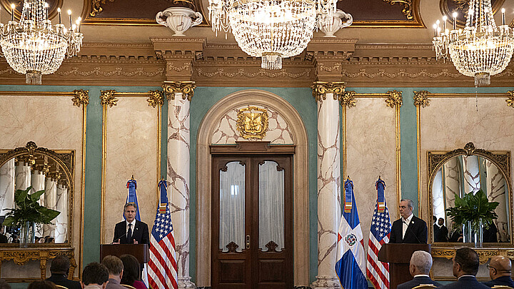 El secretario de Estado de EE.UU, Anthony Blinken (i), habla junto al presidente de República Dominicana, Luis Abinader, en una rueda de prensa