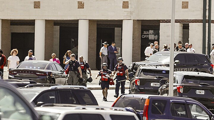 Agentes de policía en la escena del tiroteo reportado en Apalachee High School en Winder, Georgia, EE. UU., el 4 de septiembre de 2024.