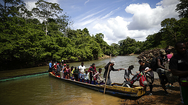 Cientos de migrantes cada día cruzan la selva del Darién para llegar a EE.UU.