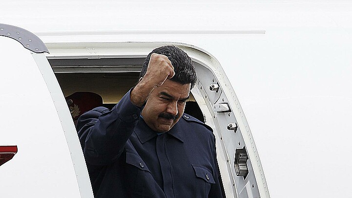 Fotografía de archivo del presidente de Venezuela, Nicolás Maduro, mientras desciende del avión presidencial a su llegada el 10 de abril de 2015, al aeropuerto Panamá Pacífico, previo a su participación en la VII Cumbre de jefes de Estado y de Gobierno de las Américas, en Panamá