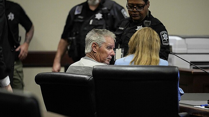 Colin Gray (c), padre de Colt Gray, autor del tiroteo en una escuela en Winder, Georgia (EE.UU.) comparece en un tribunal del circuito de Piedmont. 