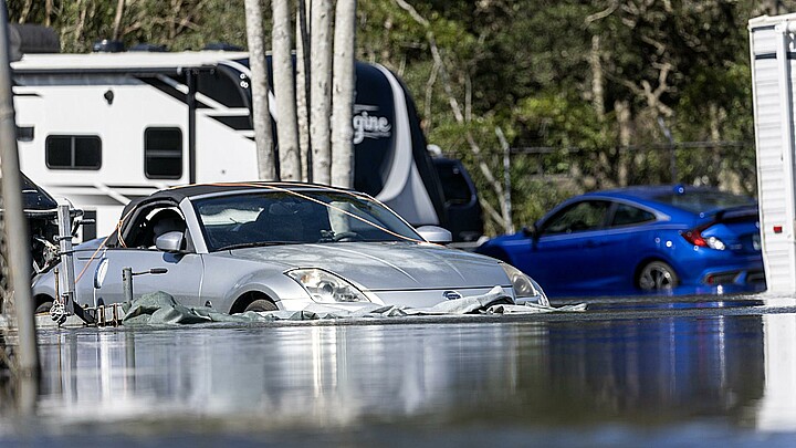 Un automóvil queda atrapado en una zona inundada dejada por el huracán Helene en Keaton Beach, Florida, EE.UU., el 27 de septiembre de 2024