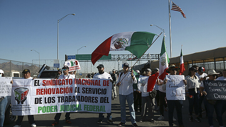 Personal del Poder Judicial de la Federación protesta contra la Reforma Judicial en el Puente Internacional Córdova de las Américas este viernes en Ciudad Juárez (México)