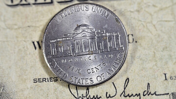 Monticello la plantación primaria de Thomas Jefferson el padre fundador y 3er presidente de EE.UU. de la cara inversa de la moneda de dinero estadounidense de 5 5 centavos 2016, en la vieja serie del dólar de EE.UU. 1935