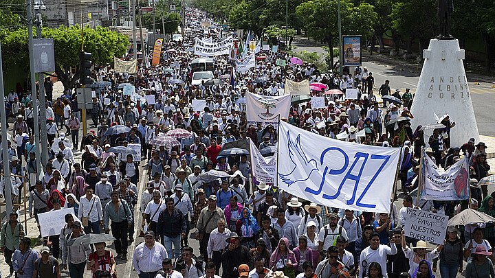 Personas participan en una manifestación por la paz y contra el aumento de la violencia del narcotráfico en el estado de Chiapas