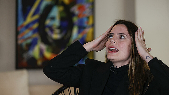 Fotografía del 11 de octubre de 2024 de la concejala cubano-brasileña Zoe Martínez (La Habana, 25 años) durante una entrevista con EFE, en su casa en la ciudad de São Paulo (Brasil). 