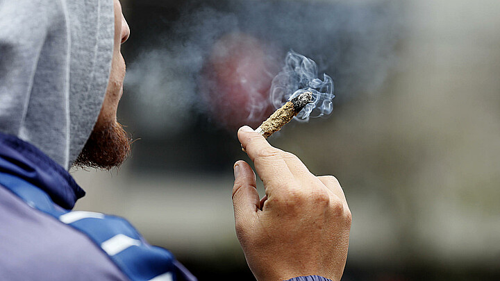 Fotografía de archivo de un hombre fumando. 