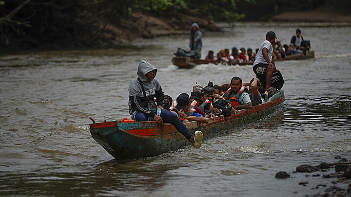 Fotografía de archivo que muestra a migrantes llegando en canoas a la Estación Temporal de Recepción Migratoria en Lajas Blancas, en Darién (Panamá). 