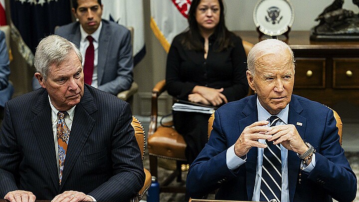 Tom Vilsack, secretario de Agricultura de EE. UU. y el presidente estadounidense, Joe Biden, durante una actualización sobre la respuesta federal a los huracanes Helene y Milton