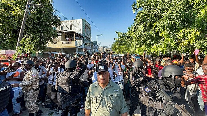 Fotografía cedida por la oficina del Primer Ministro que muestra al primer ministro Garry Conille durante una visita al hospital Saint-Nicolas