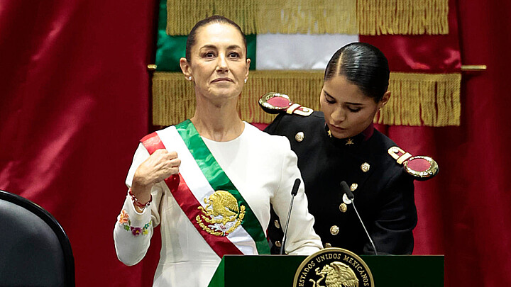 La presidenta de México Claudia Sheinbaum, recibe la banda presidencial en la Cámara de Diputados este martes en la Ciudad de México (México). 