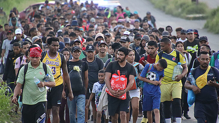 Cientos de migrantes caminan en caravana, en el municipio de Tapachula en Chiapas (México). 