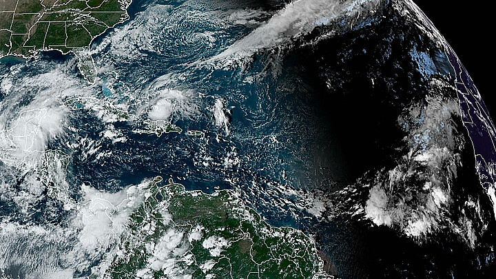 El centro de la tormenta meteorológica se mueve lentamente sobre Cuba