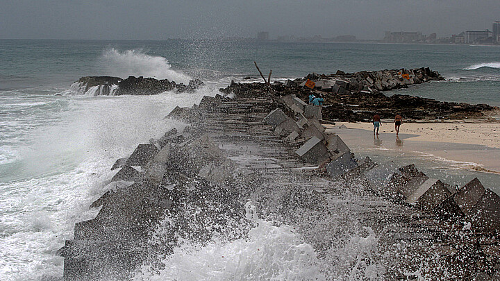 El clima se deteriora en la costa mexicana ante la llegada de la tormenta Sara