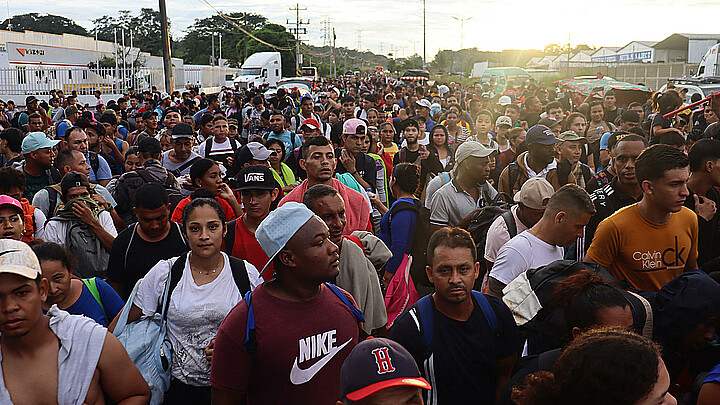 Migrantes caminan en caravana hacia la frontera con Estados Unidos en el municipio de Tapachula en el estado de Chiapas (México). 