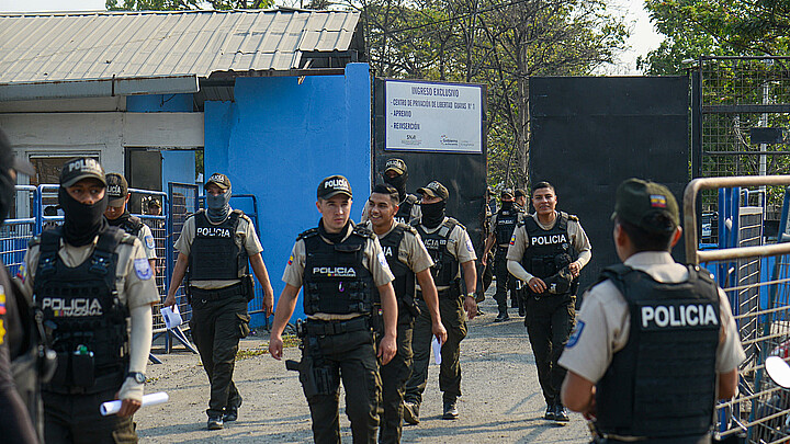 Integrantes de la policía resguardan la entrada la cárcel la Penitenciaría del Litoral, este martes en Guayaquil (Ecuador).