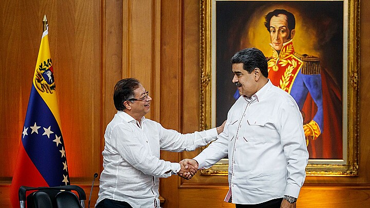 Fotografía de archivo del 1 de noviembre de 2022 de los presidentes de Venezuela y Colombia, Nicolás Maduro y Gustavo Petro, durante su primer encuentro en Caracas (Venezuela)