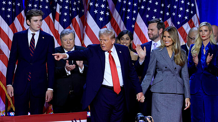 Donald J. Trump junto a su esposa Melania Trump y su hijo Barron Trump celebran en Florida su victoria en las elecciones de EE.UU. 